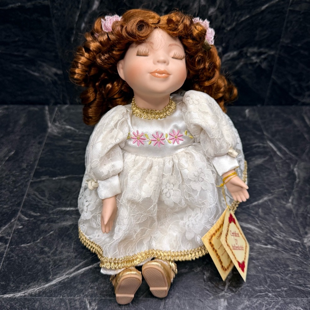 COLLECTOR’S CHOICE Porcelain Collectible Musical Doll - Picture 6 of 16